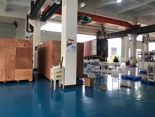 เครื่องผลิตกระดาษทิชชู 7.5KW สายพานลำเลียง 40 แพ็ค / นาทีเครื่องผลิตกระดาษทิชชู